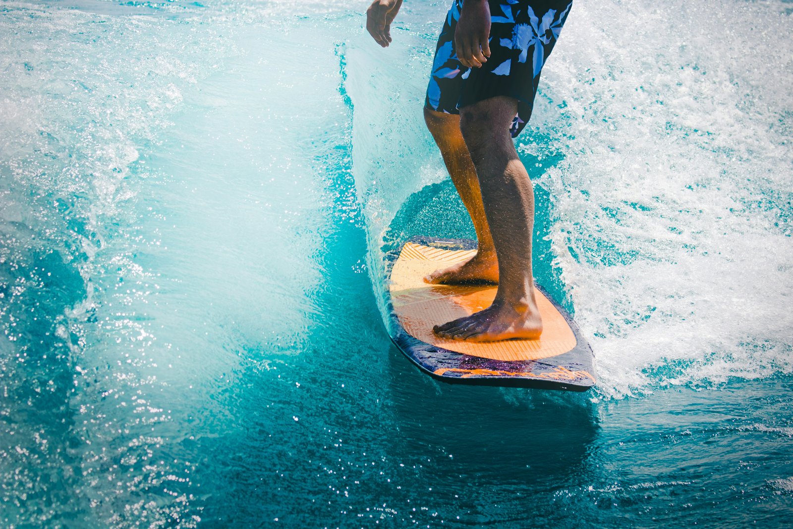 Pies surfeando la ola